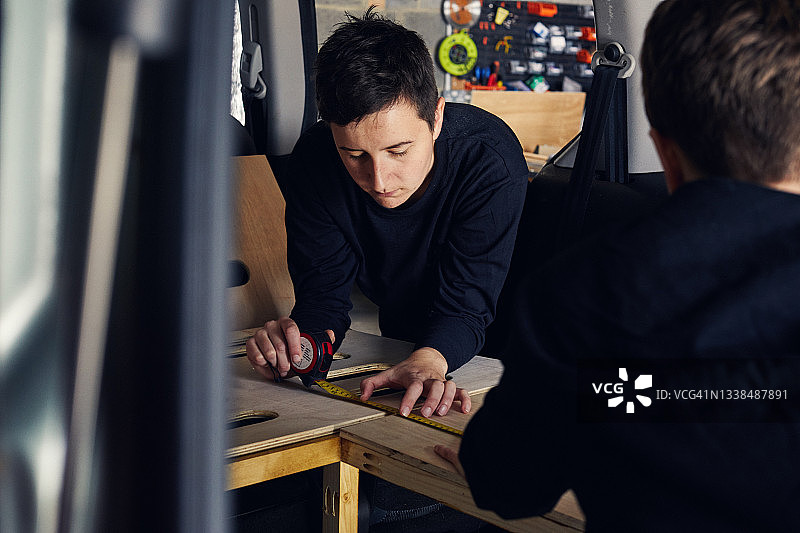 女企业家们在车间一起工作图片素材