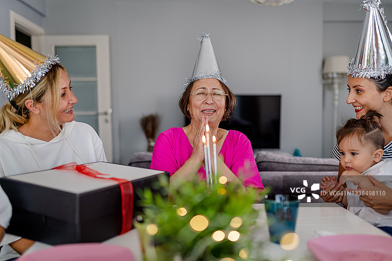 家人祝年长的妇女生日快乐图片素材
