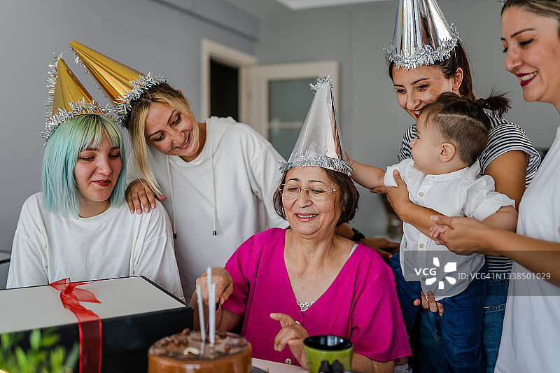 家人祝年长的妇女生日快乐图片素材