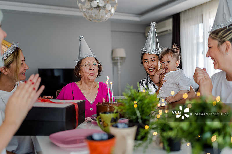 家人祝年长的妇女生日快乐图片素材
