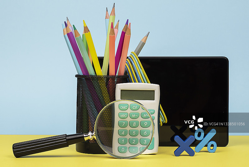 蓝色和黄色背景上的学校或办公用品图片素材