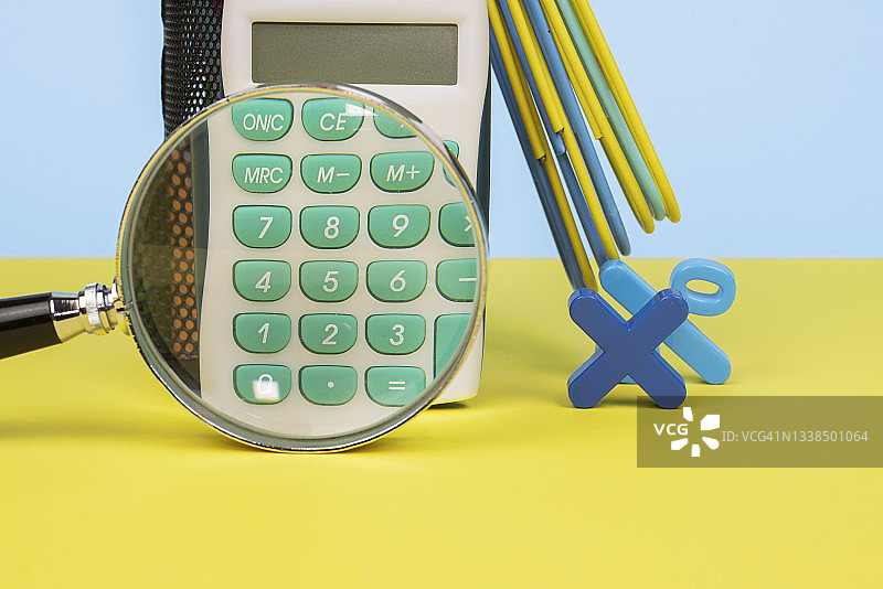 蓝色和黄色背景上的学校或办公用品图片素材