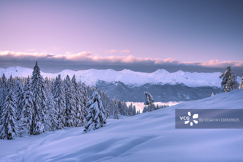 山脉日出图片素材