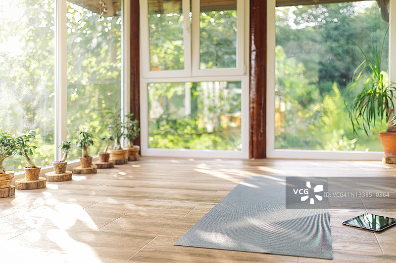 在家中露台进行瑜伽的一切准备就绪图片素材