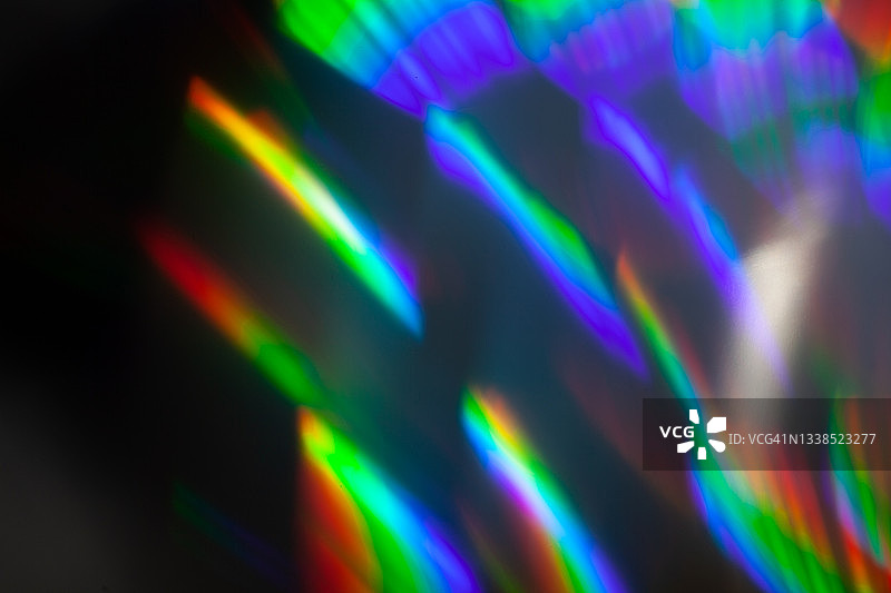 黑色背景上的彩虹光折射斑点图片素材