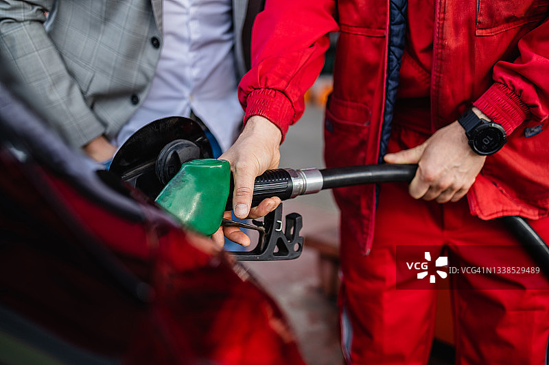 加油站工人加油的特写镜头图片素材
