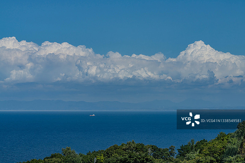 日本北海道海滩上的夏日云彩图片素材