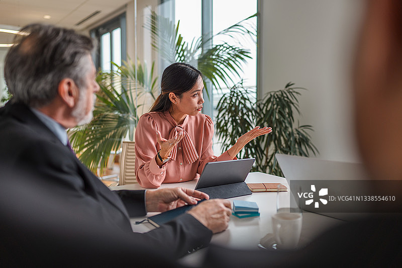 亚洲女CEO向同事展示未来计划图片素材