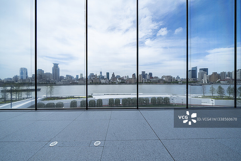 高层窗户看到的上海城市天际线建筑图片素材