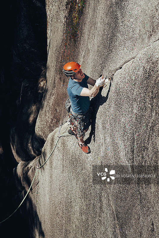 男子在斯阔米什烟崖公园攀岩陡峭的岩壁图片素材