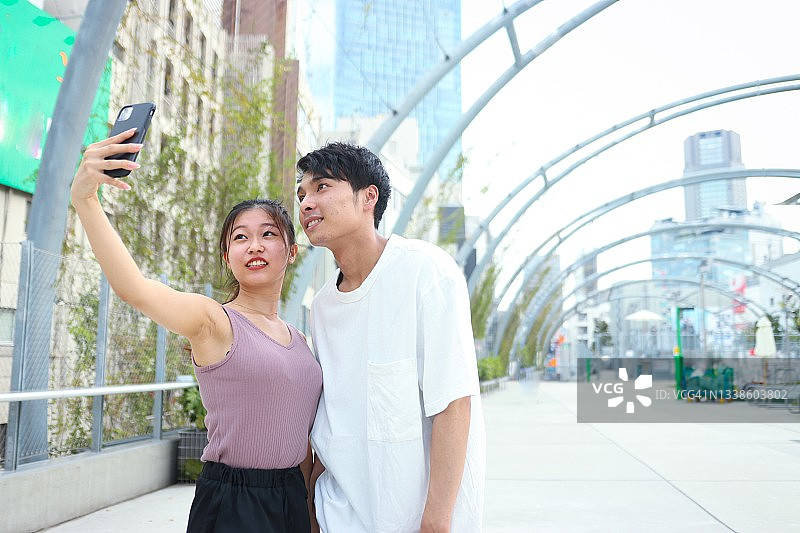 年轻的亚洲人自拍图片素材