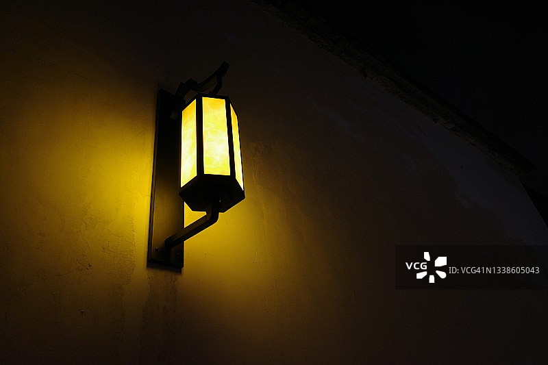 夜晚的户外墙壁灯图片素材