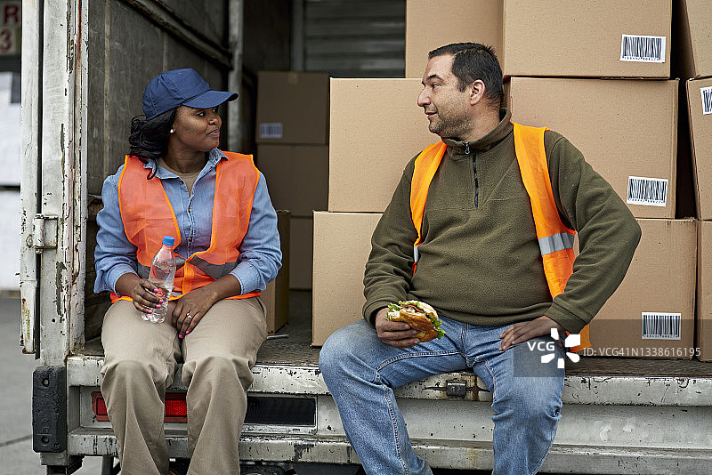 运输业同事在装载卡车时休息图片素材