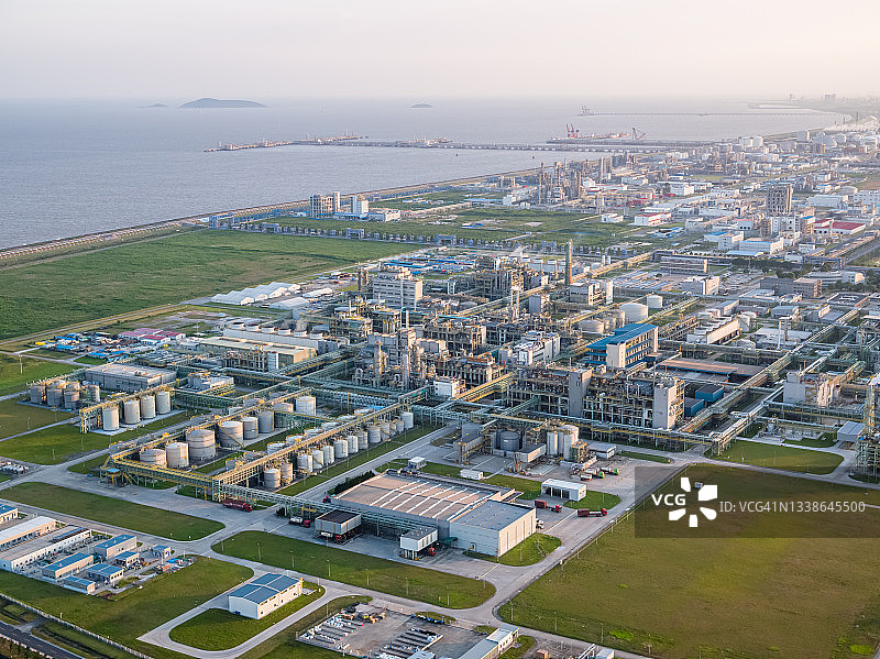 城市中的化工厂图片素材