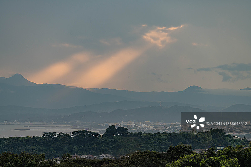 日本神奈川县山脉上的日落光束图片素材