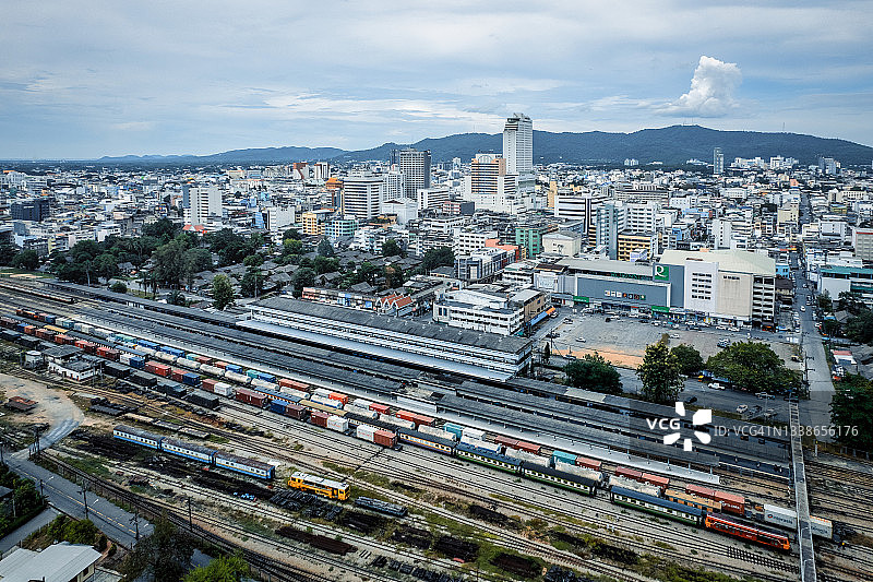 火车站区的铁路货场，装载货物的车厢。重工业。带有火车的工业概念场景。无人机俯视图图片素材