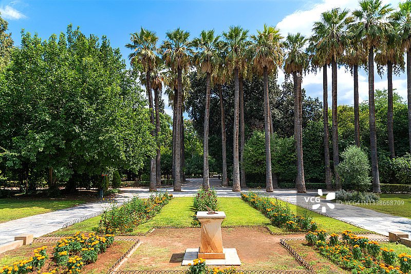 希腊雅典国家花园入口，高大的棕榈树和日晷图片素材