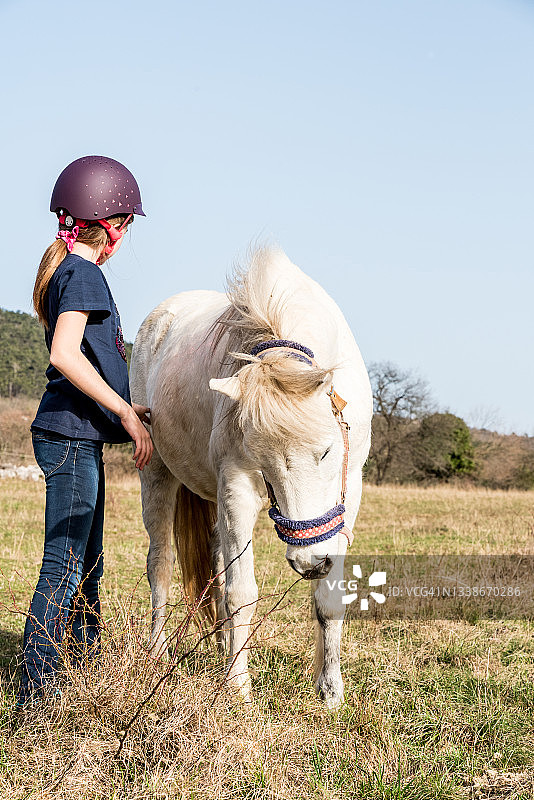 为骑马做准备的年轻女孩图片素材