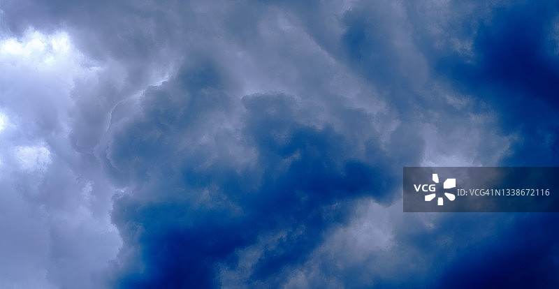 威胁性的灰色天空图片素材