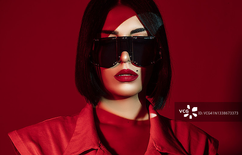 戴时尚墨镜的年轻女摄影模特图片素材