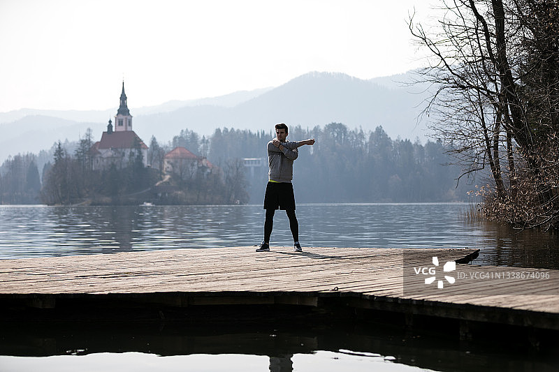 男人在布莱德湖附近伸展身体图片素材