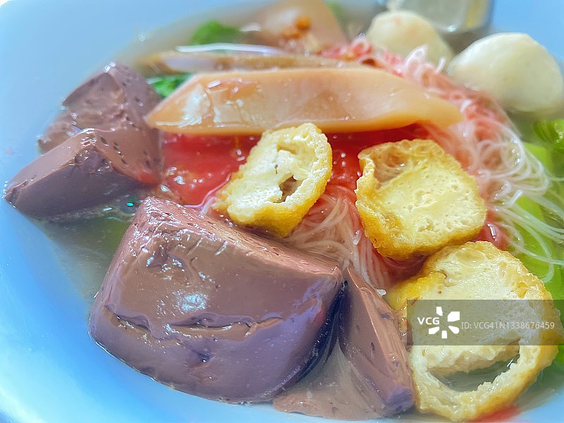 泰式街头小吃：泰式鱼丸粉，配炸馄饨皮和自制红色酱汁图片素材