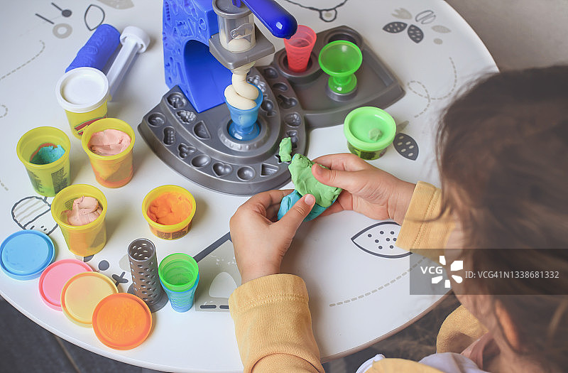 小女孩玩橡皮泥制作形状图片素材