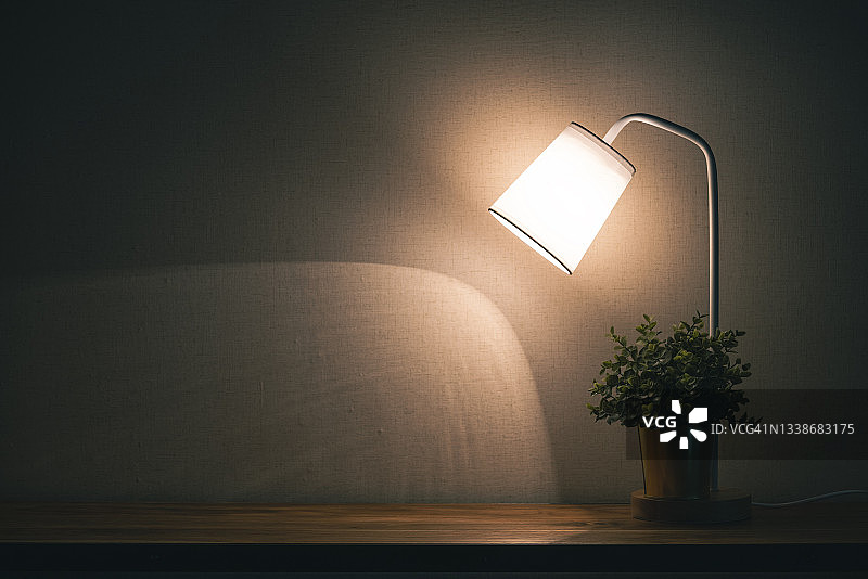 白色桌子上打开的台灯图片素材