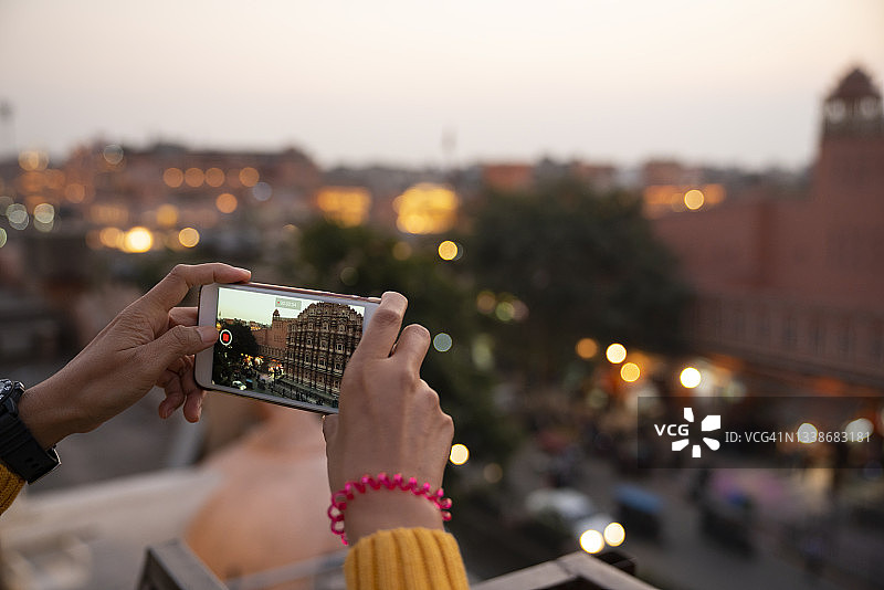 在度假时使用智能手机的女人图片素材