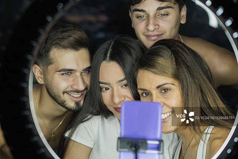 美丽的家庭在微笑，讲述他们的经历和生活故事图片素材