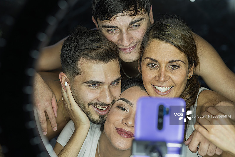 美丽的家庭在微笑，讲述他们的经历和生活故事图片素材