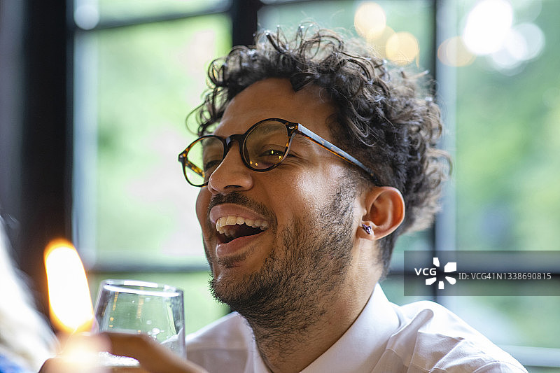 婚礼上的欢笑宾客图片素材