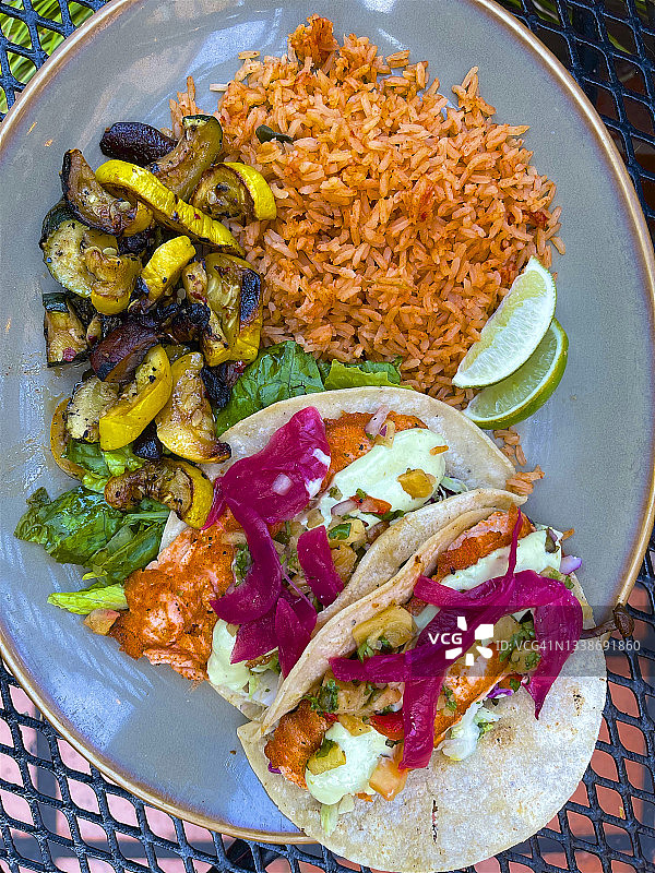 玉米饼上的烤黑三文鱼图片素材