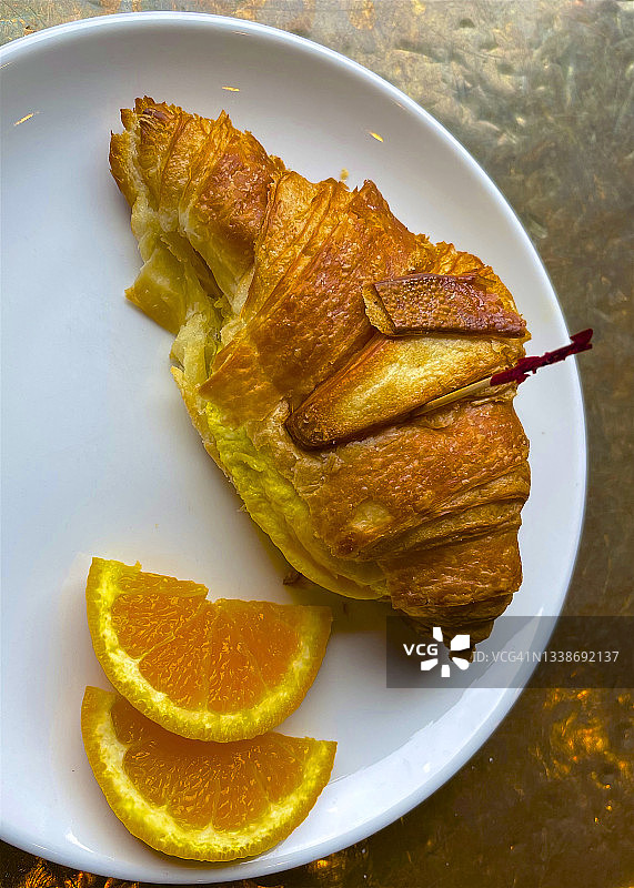 搭配橙子片的鸡蛋牛角包图片素材