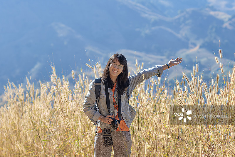女士在草地上放松身心图片素材