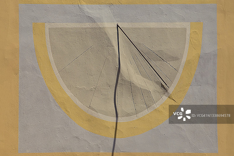 意大利托斯卡纳圣米尼亚托圣十字教堂的日晷图片素材