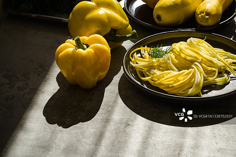 生鲜黄西葫芦薄片与甜椒图片素材
