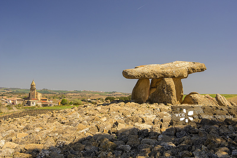 西班牙巴斯克地区埃尔维利亚的Chabola de la Hechicera石棚图片素材