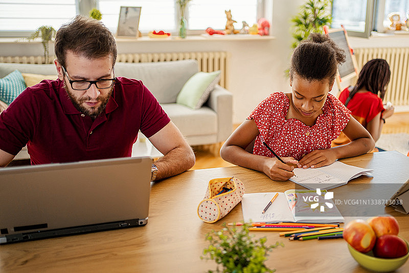 父亲在线工作，女儿做作业图片素材