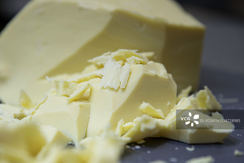 切割椰子油制作有机皂图片素材