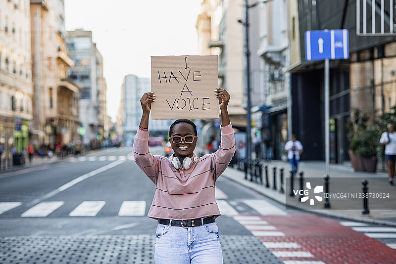 年轻女子在街头抗议种族主义图片素材