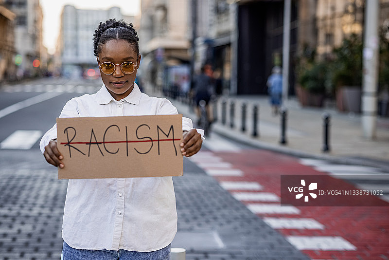 年轻女子在街头抗议种族主义图片素材