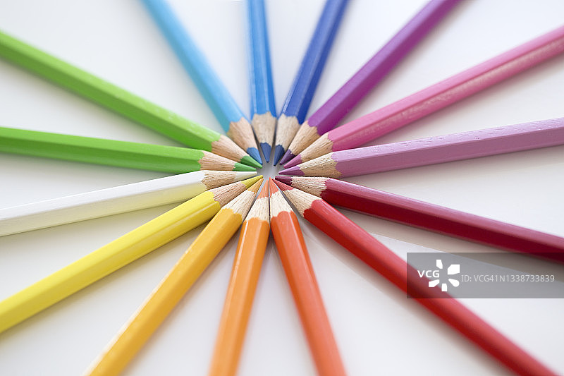 白色背景上的彩色铅笔特写镜头图片素材
