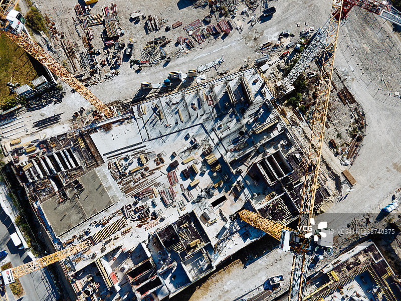 城市建筑工地鸟瞰：金融区摩天大楼和办公楼在建中图片素材