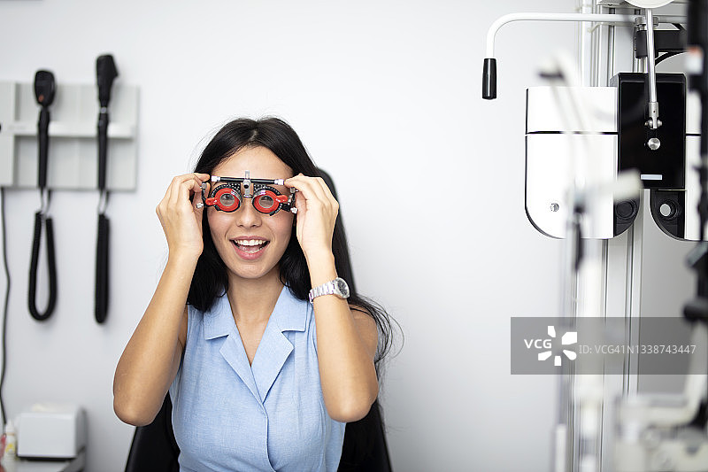 女人正在做视力检查图片素材