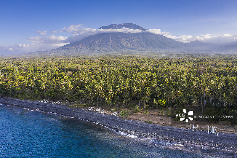 巴厘岛北部海岸线与阿贡火山图片素材