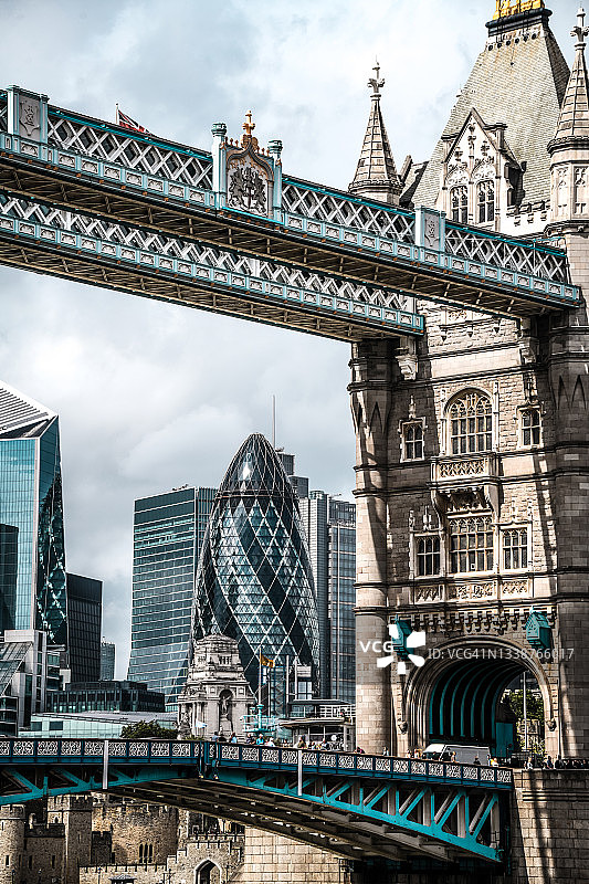 英国伦敦塔桥及其雄伟建筑的特写图片素材