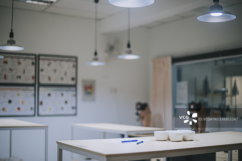 咖啡品尝室，配有桌子和咖啡杯图片素材
