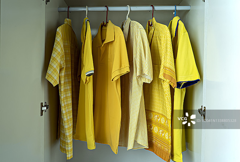 衣柜中的黄色T恤系列图片素材