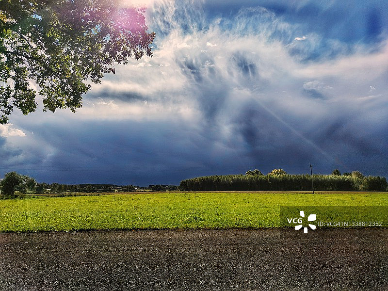 八月暴风雨前的光线图片素材